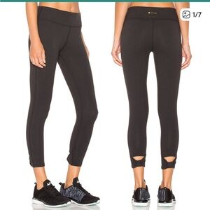 NEW Beyond Yoga x Kate Spade Cinched Bow Capri Leggings in Black. Size S